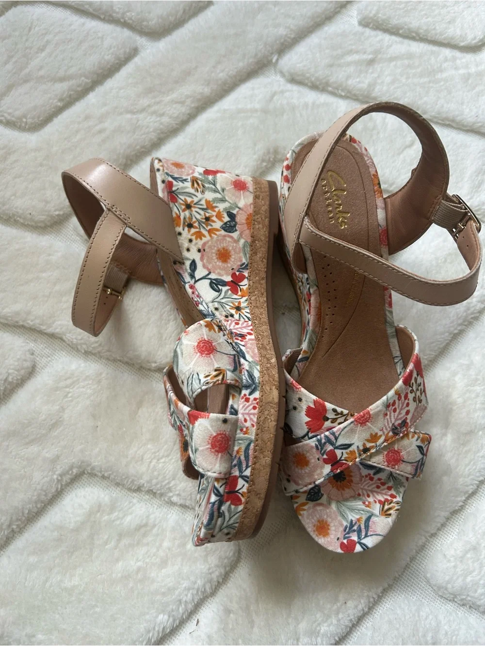 Clark’s Chicly Floral Wedge Sandals in White Floral